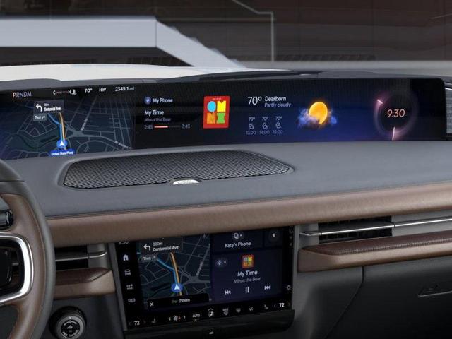 Photo of 2025 White Lincoln Navigator