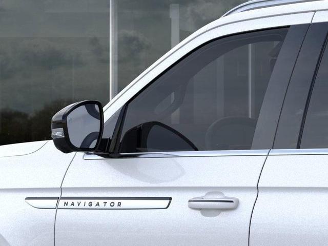 Photo of 2025 White Lincoln Navigator