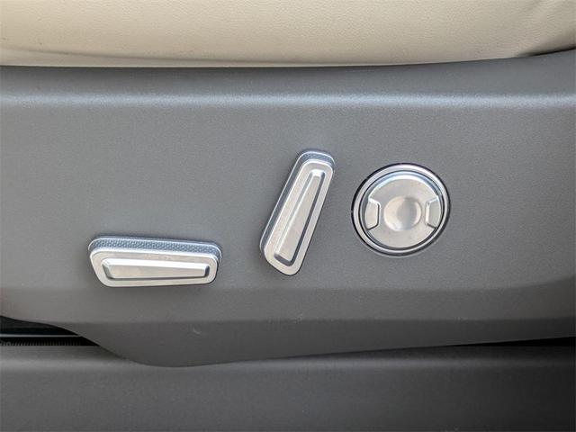 Photo of 2024 White Platinum Tri-Coat Metallic Lincoln Nautilus