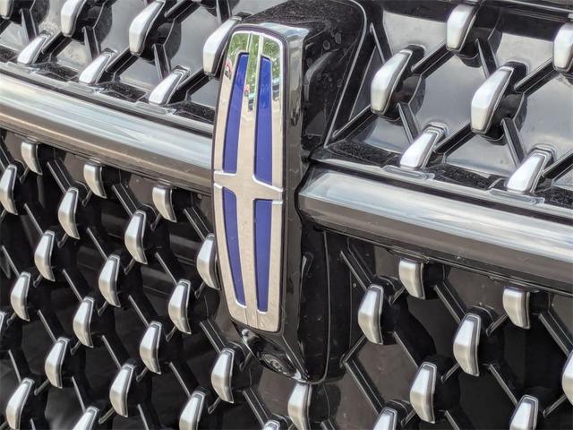 Photo of 2024 White Platinum Tri-Coat Metallic Lincoln Nautilus