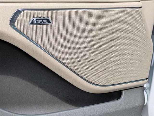 Photo of 2024 White Platinum Tri-Coat Metallic Lincoln Nautilus