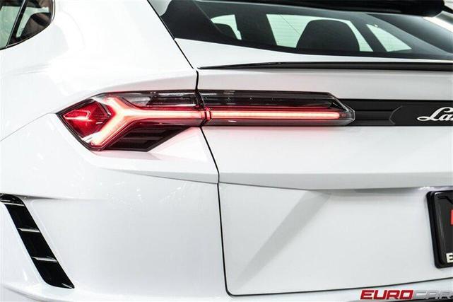 Photo of 2023 White Lamborghini Urus