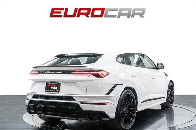 Photo of 2023 White Lamborghini Urus