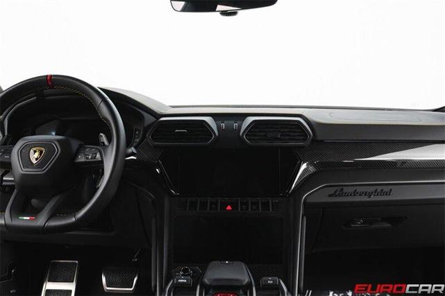 Photo of 2023 White Lamborghini Urus