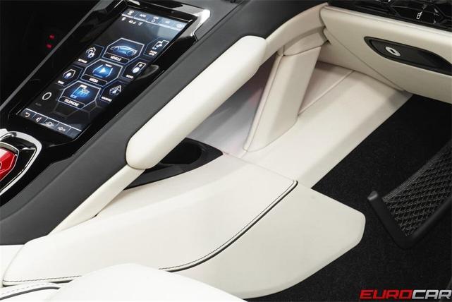 Photo of 2022 White Lamborghini Huracan EVO