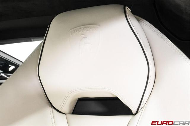 Photo of 2022 White Lamborghini Huracan EVO