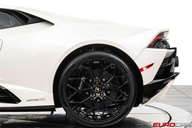 Photo of 2022 White Lamborghini Huracan EVO