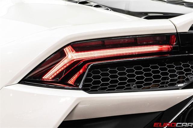Photo of 2022 White Lamborghini Huracan EVO