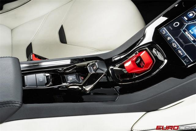 Photo of 2022 White Lamborghini Huracan EVO
