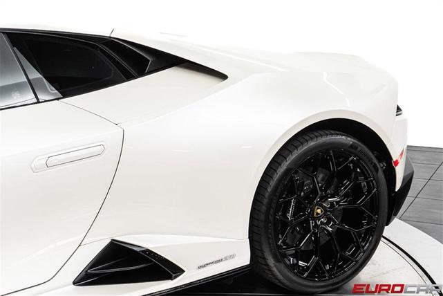 Photo of 2022 White Lamborghini Huracan EVO