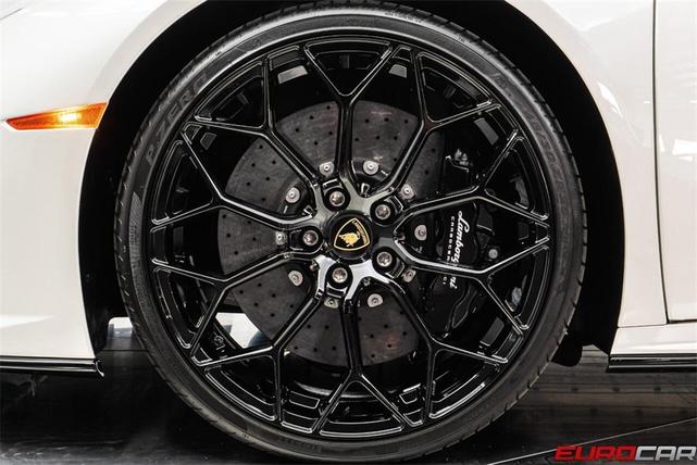 Photo of 2022 White Lamborghini Huracan EVO