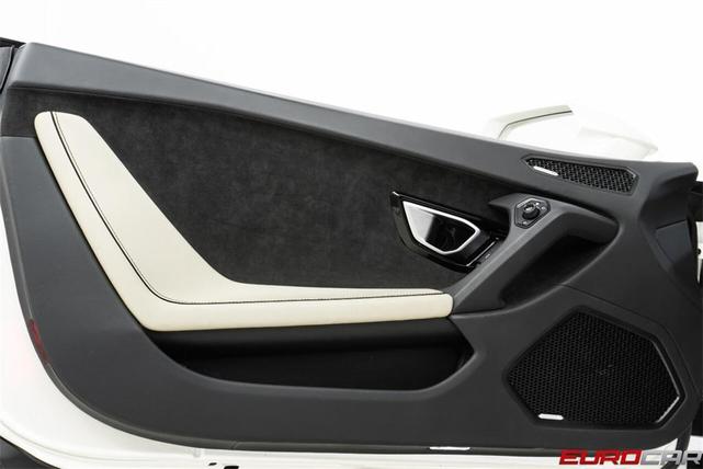 Photo of 2022 White Lamborghini Huracan EVO