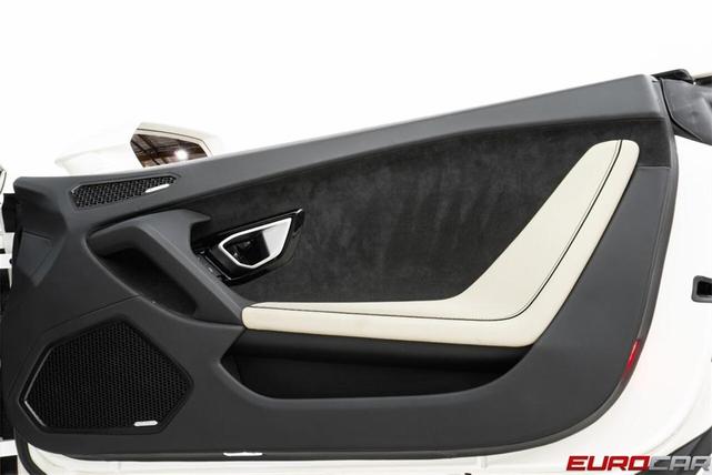 Photo of 2022 White Lamborghini Huracan EVO
