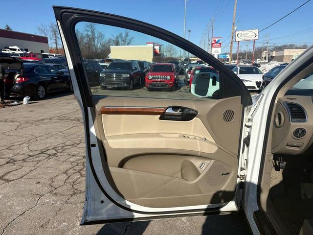 Photo of 2015 White Audi Q7