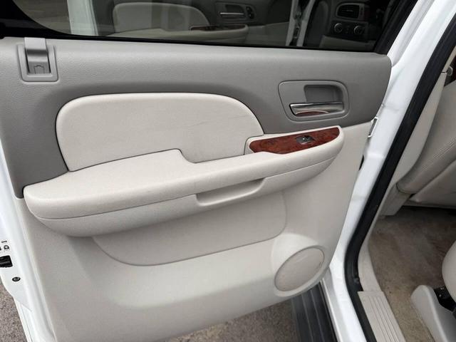 Photo of 2009 White Chevrolet Avalanche