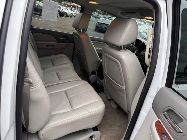 Photo of 2009 White Chevrolet Avalanche