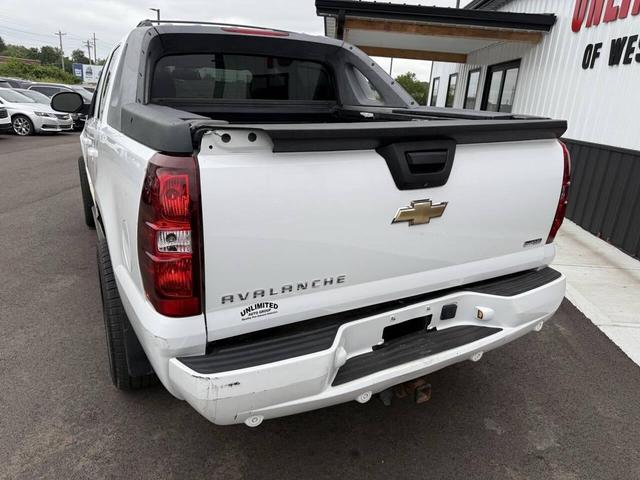 Photo of 2009 White Chevrolet Avalanche