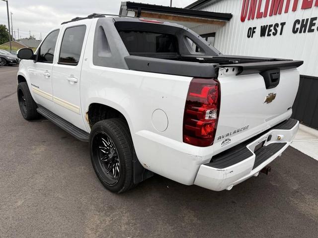 Photo of 2009 White Chevrolet Avalanche