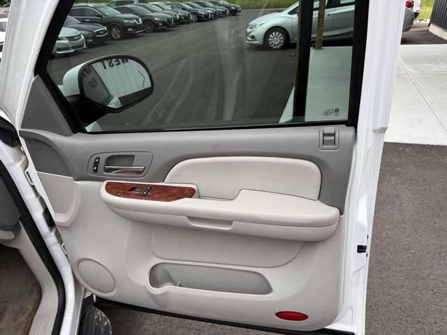 Photo of 2009 White Chevrolet Avalanche