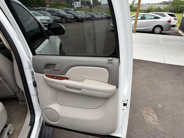 Photo of 2009 White Chevrolet Avalanche