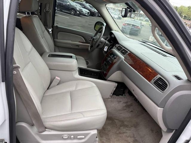 Photo of 2009 White Chevrolet Avalanche