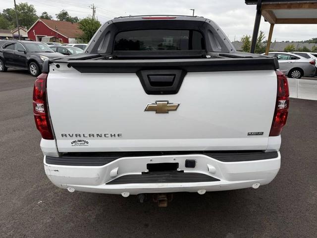 Photo of 2009 White Chevrolet Avalanche