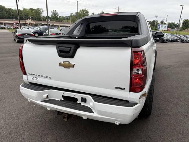 Photo of 2009 White Chevrolet Avalanche