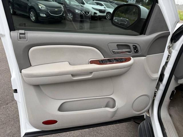 Photo of 2009 White Chevrolet Avalanche
