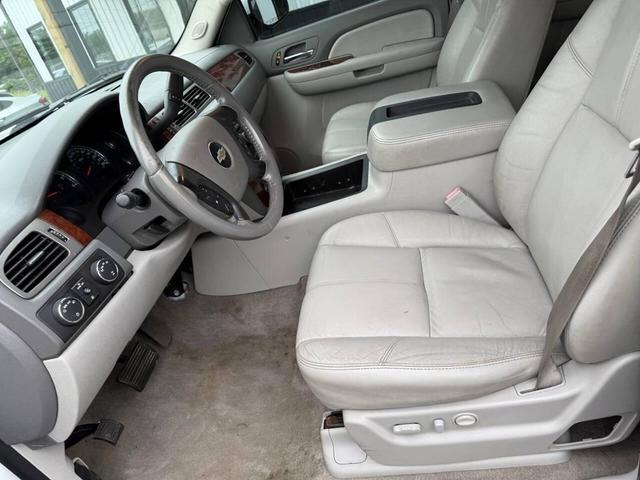 Photo of 2009 White Chevrolet Avalanche
