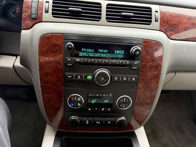 Photo of 2009 White Chevrolet Avalanche