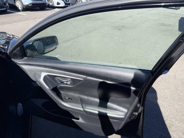 Photo of 2017 Black Nissan Altima