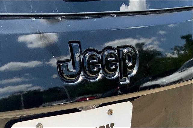 Photo of 2020 Diamond Black Crystal Pearlcoat Jeep Grand Cherokee