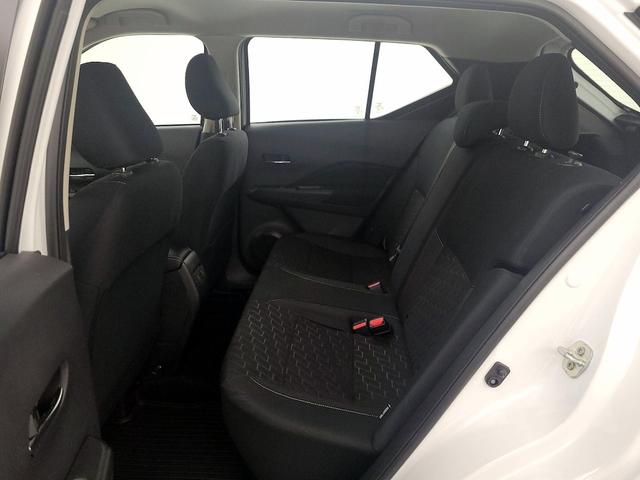 Photo of 2024 White Nissan Kicks