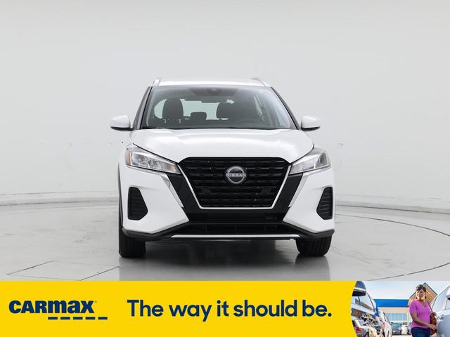 Photo of 2024 White Nissan Kicks