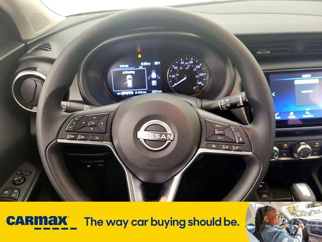 Photo of 2024 White Nissan Kicks