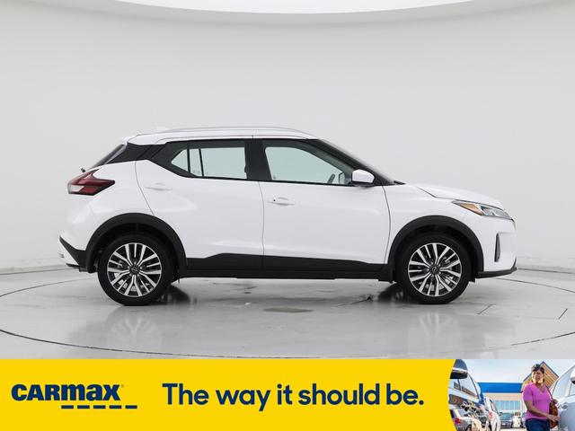 Photo of 2024 White Nissan Kicks
