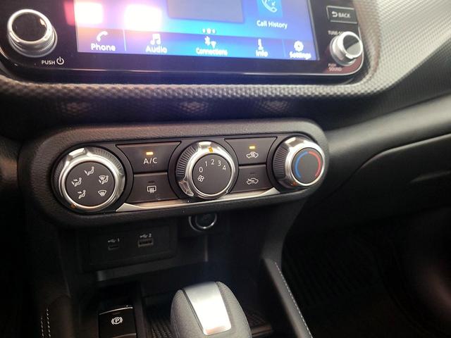 Photo of 2024 White Nissan Kicks