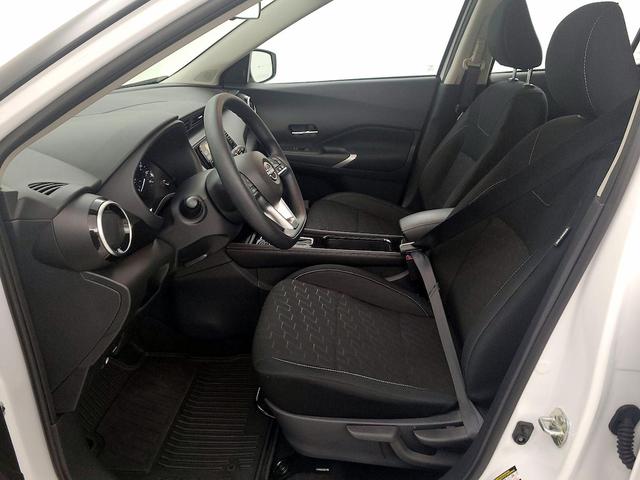 Photo of 2024 White Nissan Kicks