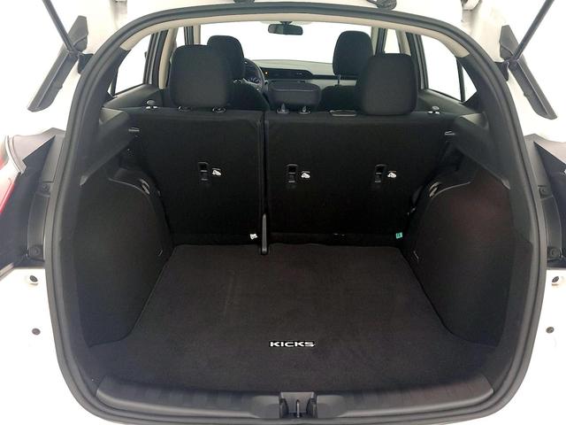 Photo of 2024 White Nissan Kicks