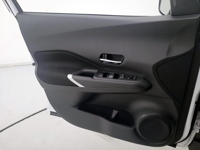 Photo of 2024 White Nissan Kicks