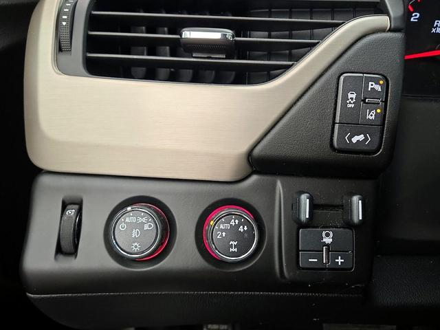 Photo of 2015 White GMC Yukon