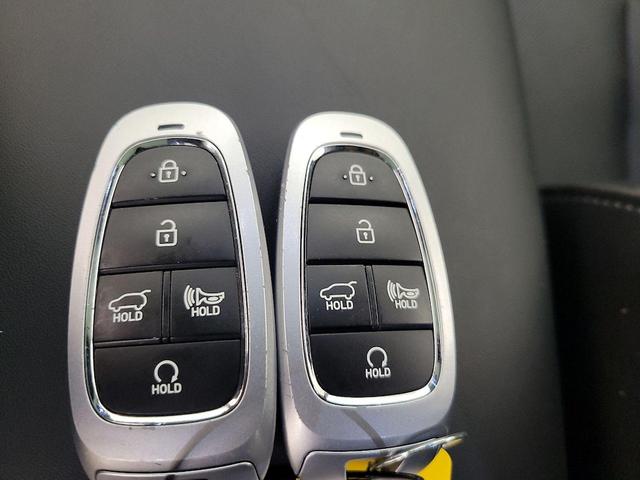 Photo of 2022 Gray Hyundai SANTA FE