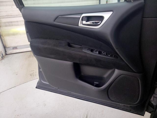 Photo of 2014 Silver Nissan Pathfinder