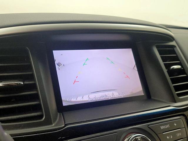 Photo of 2014 Silver Nissan Pathfinder