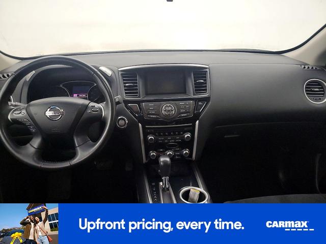 Photo of 2014 Silver Nissan Pathfinder