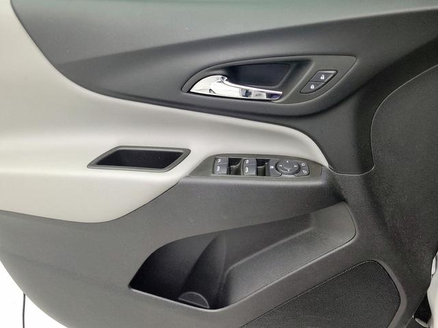 Photo of 2023 White Chevrolet Equinox