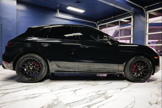 Photo of 2017 Black Porsche Macan