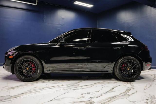 Photo of 2017 Black Porsche Macan