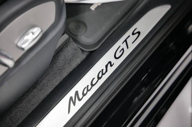 Photo of 2017 Black Porsche Macan