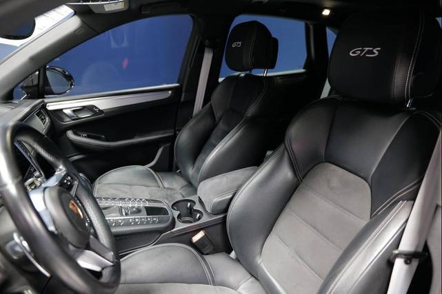 Photo of 2017 Black Porsche Macan